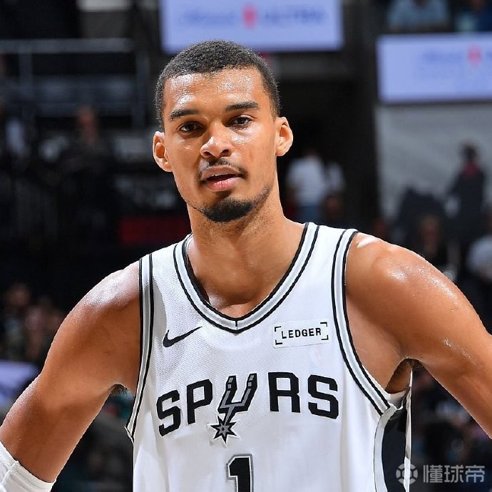 記者：文班亞馬沒有出現(xiàn)嚴(yán)重傷情，他接下來的狀態(tài)將每日觀察