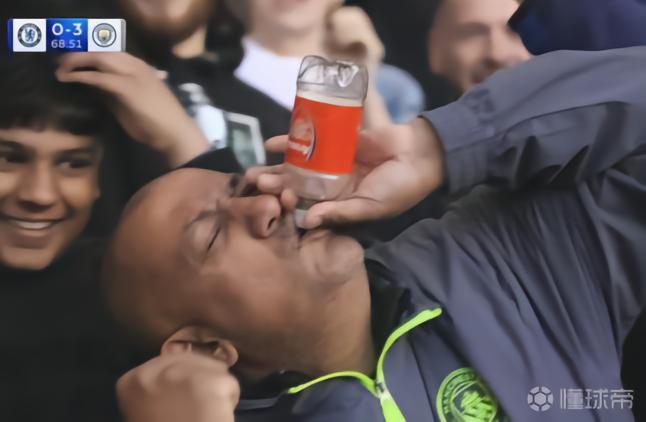 吹阿森納水瓶的球迷：瓶子是以前口渴時(shí)找槍手替補(bǔ)席要的