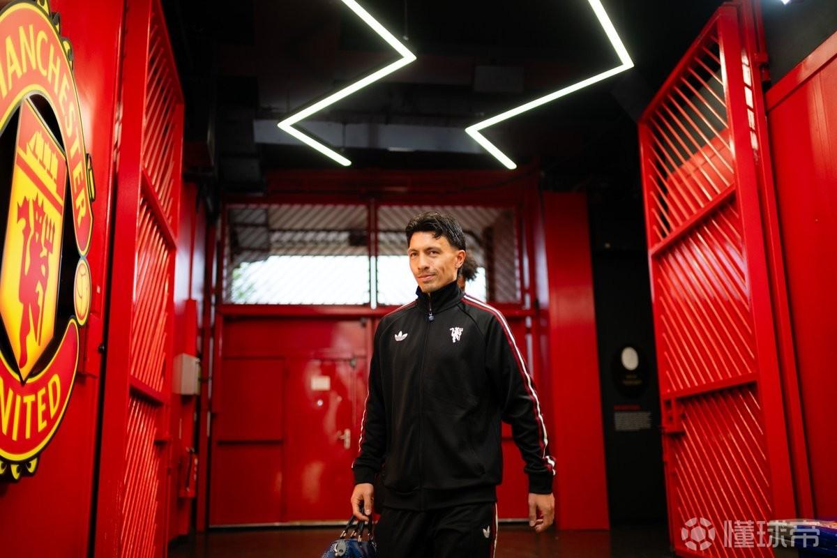 對(duì)比上一場(chǎng)曼聯(lián)首發(fā)換4人：烏加特、謝什科、利馬、馬茲拉維