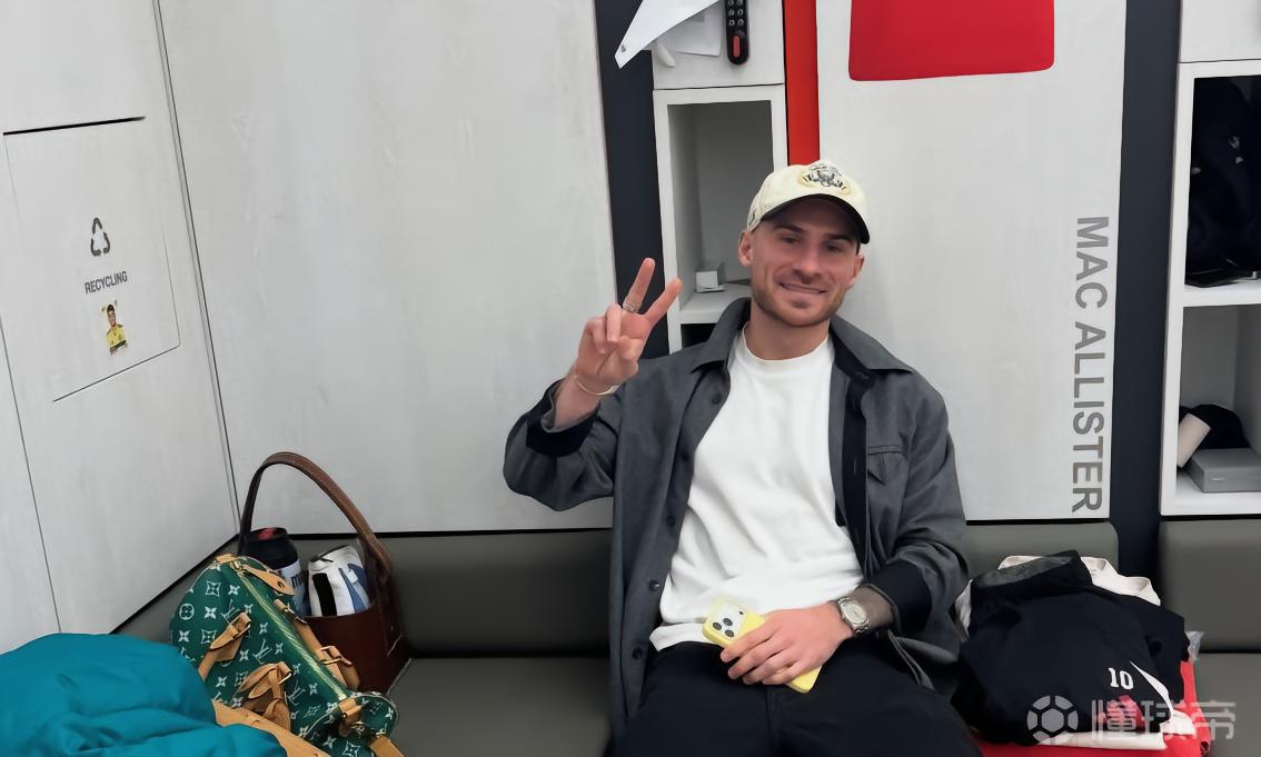 念念不忘，利物浦更衣室垃圾箱上貼著一張迪亞斯的貼紙